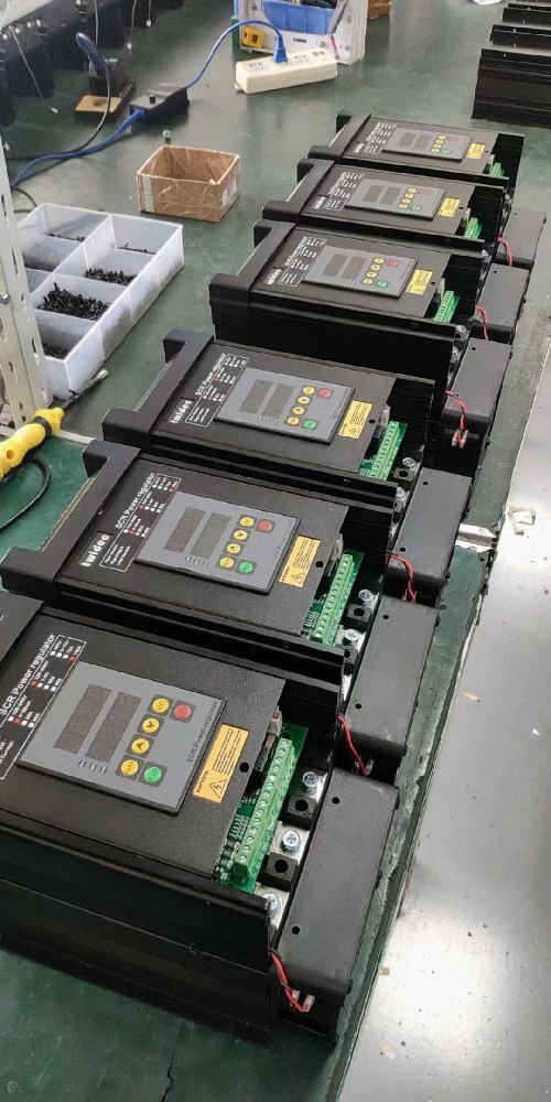 电力调解器黄灯常亮的缘故原由剖析