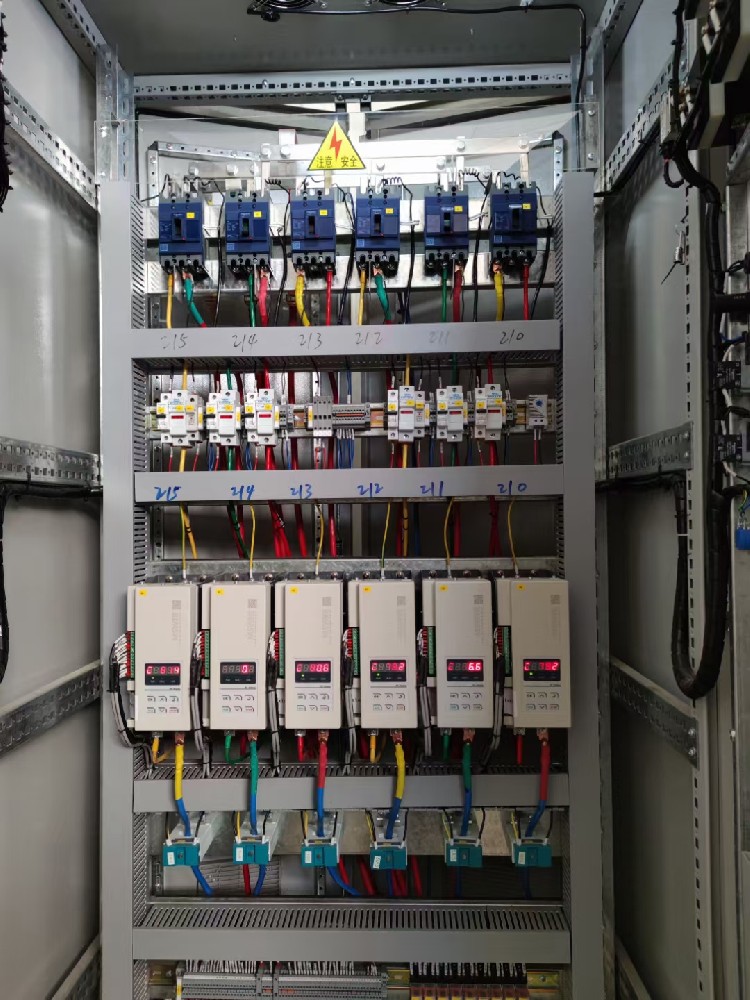 在电力调解器设计中，，如那里置电源颤抖和电网脉动的影响？？？？？