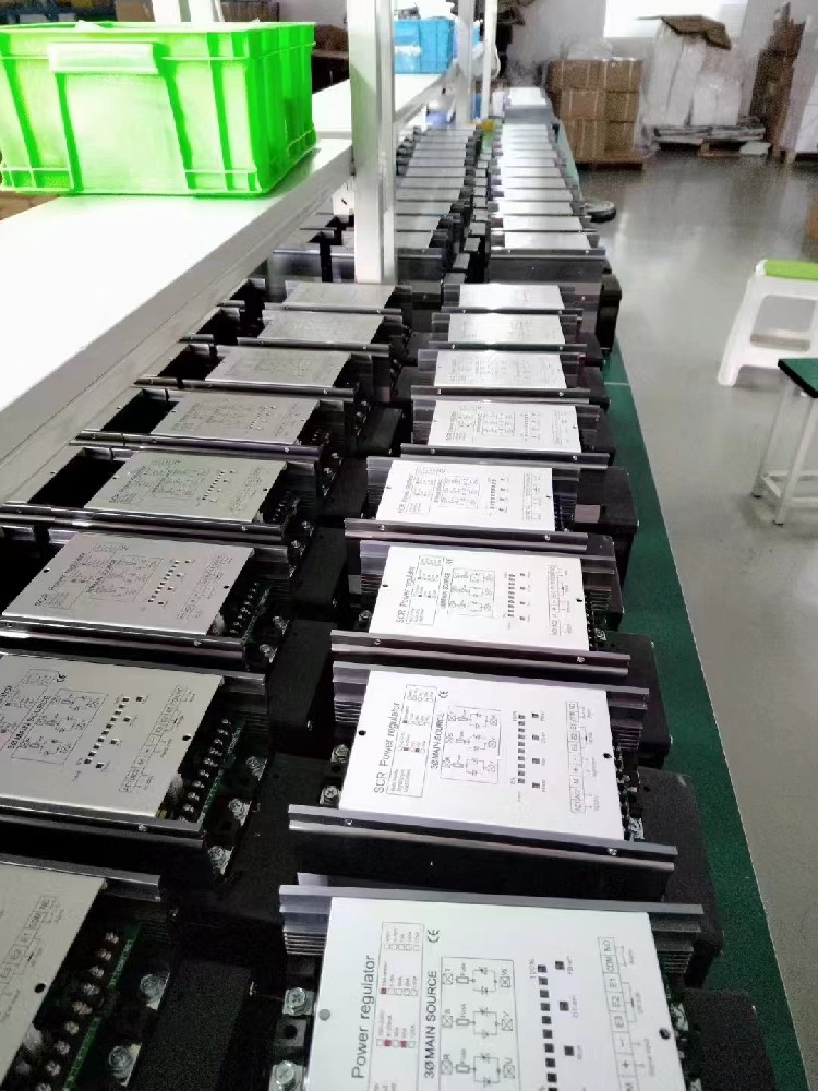 电力调解器的自顺应控制战略是怎样应对情形转变和参数不确定性的？？？？