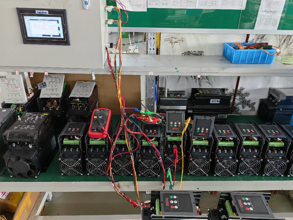 晶闸管在交流电力调解器中是怎样实现电压调理的？？？？？？